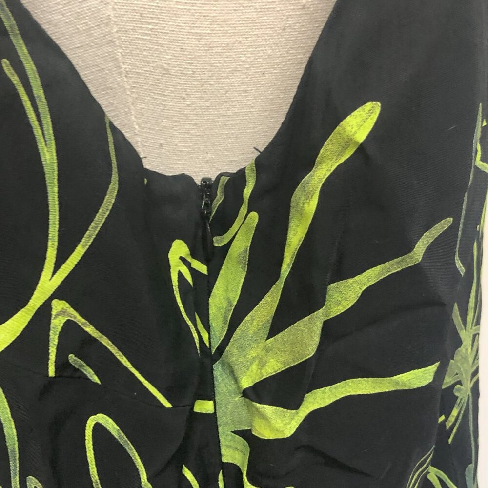 Square Neck dress with green illustrative floral leaves - Picture 11 of 13